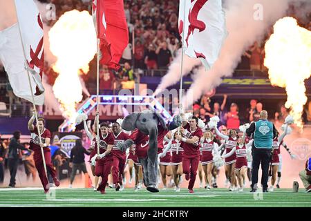 Alabama nimmt das Feld während eines Spiels zwischen den Cincinnati Bearcats und der Alabama Crimson Tide des Halbfinales des College Football Playoff 2021 beim Goodyear Cotton Bowl Classic Spiel 86th im AT&T Stadium in Arlington, Texas, 31st. Dezember 2021.Manny Flores/CSM Stockfoto