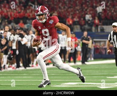 Arlington, USA. 31st Dez 2021. Alabama Qarterback Bryca Young kriegt mit Cincinnati beim Cotton Bowl Classic 2021, einem der Halbfinalspiele des College Football Playoff, am Freitag, den 31. Dezember 2021 im AT&T Stadium in Arlington, Texas. Foto von Ian Halperin/UPI Credit: UPI/Alamy Live News Stockfoto