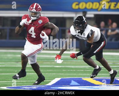 Arlington, USA. 31st Dez 2021. Alabama Runningback Brian Robinson läuft am Freitag, den 31. Dezember 2021, im AT&T Stadium in Arlington, Texas, gegen Cincinnati beim Cotton Bowl Classic 2021, einem der Halbfinalspiele des College Football Playoff. Foto von Ian Halperin/UPI Credit: UPI/Alamy Live News Stockfoto