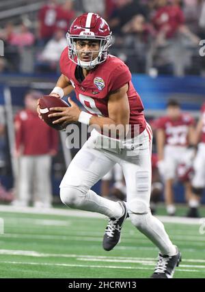 Arlington, USA. 31st Dez 2021. Der Alabama Quarterback Bryce Young läuft am Freitag, den 31. Dezember 2021, im AT&T Stadium in Arlington, Texas, beim Cotton Bowl Classic 2021, einem der Halbfinalspiele des College Football Playoff, gegen Cincinnati. Foto von Ian Halperin/UPI Credit: UPI/Alamy Live News Stockfoto