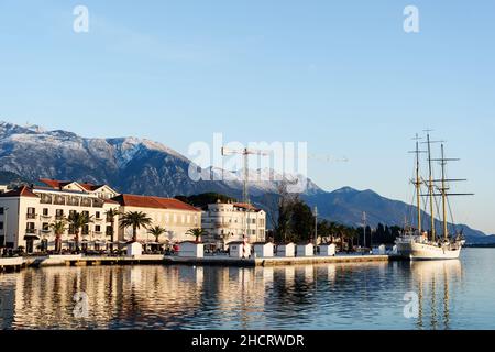 Mehrstöckige Gebäude am Ufer der Stadt Tivat. Montenegro Stockfoto