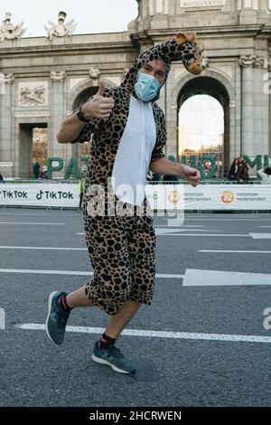 Madrid, Spanien. 31st Dez 2021. Ein Läufer nimmt an der Ausgabe 50th des San Silvestre Vallecana-Rennens in Madrid Teil. Dieser Spaßlauf wird drei Stunden vor dem internationalen Rennen von San Silvestre Vallecana organisiert, bei dem die internationalen Profisäufer gegeneinander starten. Die Regionalbehörden Madrids haben fünf verschiedene Zeitlinien für die Teilnahme an dem traditionellen und berühmten Madrider 10-km-Rennen namens „San Silvestre Vallecana“ eingerichtet. Die jedes Jahr am 31th. Dezember, dem St. Silvestre saint's Day, in der spanischen Hauptstadt, organisiert wird, da dieses Jahr strenge Gesundheitsmaßnahmen aufgrund der Corona stattfinden werden Stockfoto