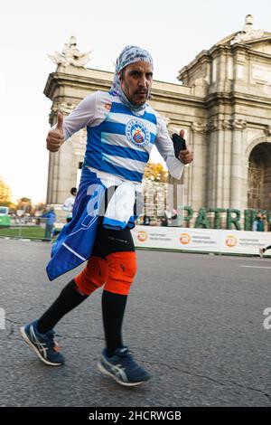 Madrid, Spanien. 31st Dez 2021. Ein Läufer nimmt an der Ausgabe 50th des San Silvestre Vallecana-Rennens in Madrid Teil. Dieser Spaßlauf wird drei Stunden vor dem internationalen Rennen von San Silvestre Vallecana organisiert, bei dem die internationalen Profisäufer gegeneinander starten. Die Regionalbehörden Madrids haben fünf verschiedene Zeitlinien für die Teilnahme an dem traditionellen und berühmten Madrider 10-km-Rennen namens „San Silvestre Vallecana“ eingerichtet. Die jedes Jahr am 31th. Dezember, dem St. Silvestre saint's Day, in der spanischen Hauptstadt, organisiert wird, da dieses Jahr strenge Gesundheitsmaßnahmen aufgrund der Corona stattfinden werden Stockfoto