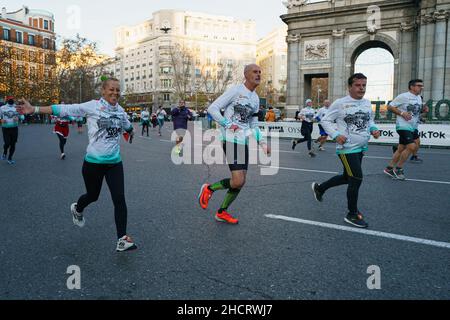 Die Läufer nehmen an der Ausgabe 50th des San Silvestre Vallecana-Rennens in Madrid Teil. Dieser Spaßlauf wird drei Stunden vor dem internationalen Rennen von San Silvestre Vallecana organisiert, bei dem die internationalen Profisäufer gegeneinander starten. Die Regionalbehörden Madrids haben fünf verschiedene Zeitlinien für die Teilnahme an dem traditionellen und berühmten Madrider 10-km-Rennen namens „San Silvestre Vallecana“ eingerichtet. Die jedes Jahr am 31th. Dezember, dem St. Silvestre saint's Day, in der spanischen Hauptstadt, organisiert wird, da in diesem Jahr aufgrund der Coronavirus-Pandemie strenge Gesundheitsmaßnahmen ergriffen werden. (Foto von Atiran Stockfoto