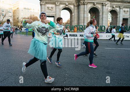 Die Läufer nehmen an der Ausgabe 50th des San Silvestre Vallecana-Rennens in Madrid Teil. Dieser Spaßlauf wird drei Stunden vor dem internationalen Rennen von San Silvestre Vallecana organisiert, bei dem die internationalen Profisäufer gegeneinander starten. Die Regionalbehörden Madrids haben fünf verschiedene Zeitlinien für die Teilnahme an dem traditionellen und berühmten Madrider 10-km-Rennen namens „San Silvestre Vallecana“ eingerichtet. Die jedes Jahr am 31th. Dezember, dem St. Silvestre saint's Day, in der spanischen Hauptstadt, organisiert wird, da in diesem Jahr aufgrund der Coronavirus-Pandemie strenge Gesundheitsmaßnahmen ergriffen werden. (Foto von Atiran Stockfoto