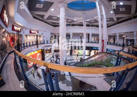 Redditch Kingfisher Shopping Centre at Christmas, Evesham Square, Redditch Town Centre, Worcestershire, Großbritannien. Erster Stock mit TK Maxx. Stockfoto