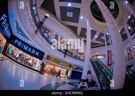 Redditch Kingfisher Shopping Centre at Christmas, Redditch Town Centre, Worcestershire, Großbritannien. Primark, The Works, Shoe Zone, TK Maxx auf dem Evesham Square. Stockfoto