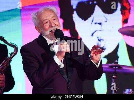 Berlin, Deutschland. 31st Dez 2021. Schauspieler Dieter Hallervorden ist auf der Bühne der ZDF-Silvesterparty am Brandenburger Tor. Quelle: Christophe Gateau/dpa/Alamy Live News Stockfoto