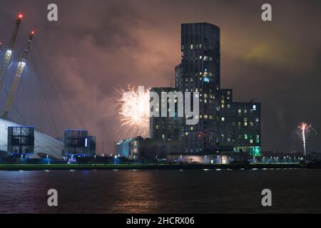 London, Großbritannien. 1. Januar 2022. Das Londoner Silvesterfeuerwerk rund um die Greenwich Peninsular im Südosten Londons zeigt das „allerbeste“ der britischen Hauptstadt. Quelle: Xiu Bao/Alamy Live News Stockfoto