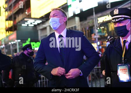 New York, USA. 31st Dez 2021. Der scheidende New Yorker Polizeikommissar Dermot Shea wurde während der Silvesterfeiern auf dem Times Square gesehen, New York, NY, 31. Dezember 2021. New York City begrenzt die Anzahl der Menschen, die an der Silvesterfeier auf dem Times Square teilnehmen können, auf 15.000 aufgrund des Anstiegs der Omicron-Variante von COVID-19. (Foto von Anthony Behar/Sipa USA) Quelle: SIPA USA/Alamy Live News Stockfoto