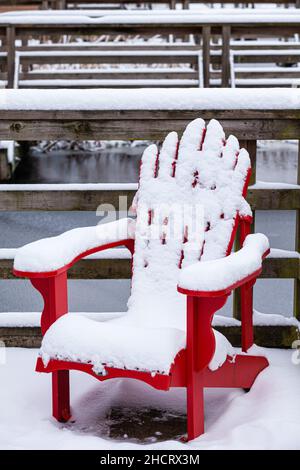 Red Cape Cod Stuhl unter einer Schneeschicht in Steveston British Columbia, Kanada Stockfoto