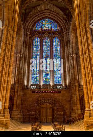 West-Fenster Der Liverpool Cathedral Mit Glasmalerei Stockfoto