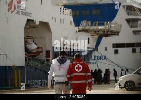 Augusta, Sizilien, Italien, 29. Dezember das humanitäre Rettungsschiff Geo Barents von MSF landet am 2021 mit 558 Migranten an Bord in Augusta.das Schiff startete am 15. Dezember und führte acht Rettungsaktionen durch, sagten Ärzte ohne Grenzen. Stockfoto