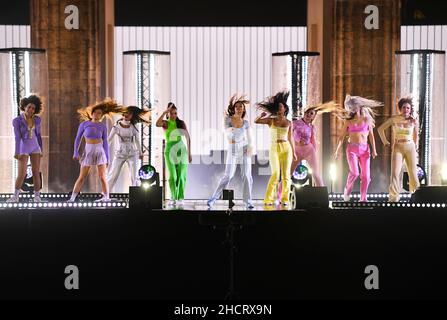 Berlin, Deutschland. 31st Dez 2021. Die Band 'Venus' ist auf der ZDF-Silvesterparty am Brandenburger Tor auf der Bühne. Quelle: Christophe Gateau/dpa/Alamy Live News Stockfoto