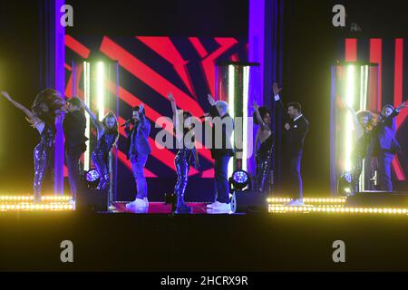 Berlin, Deutschland. 31st Dez 2021. Die Band 'Team 5ünf' ist auf der ZDF-Silvesterparty am Brandenburger Tor auf der Bühne. Quelle: Christophe Gateau/dpa/Alamy Live News Stockfoto