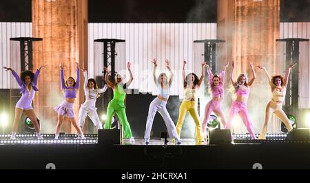 Berlin, Deutschland. 31st Dez 2021. Die Band 'Venus' ist auf der ZDF-Silvesterparty am Brandenburger Tor auf der Bühne. Quelle: Christophe Gateau/dpa/Alamy Live News Stockfoto