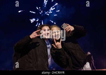 Edinburgh, Schottland, Großbritannien. Januar 1st 2022. Hogmanay 2021 / 2022: Silvesterfeier am Portobello Beach, Edinburgh. Bewohner von EdinburghÕs am Meer entzündeten Lagerfeuer und sahen im neuen Jahr mit Freunden am Strand Stockfoto