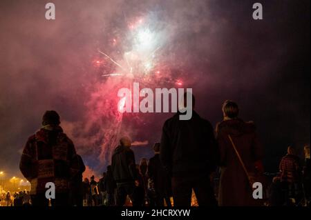 Edinburgh, Schottland, Großbritannien. Januar 1st 2022. Hogmanay 2021 / 2022: Silvesterfeier am Portobello Beach, Edinburgh. Bewohner von EdinburghÕs am Meer entzündeten Lagerfeuer und sahen im neuen Jahr mit Freunden am Strand Stockfoto