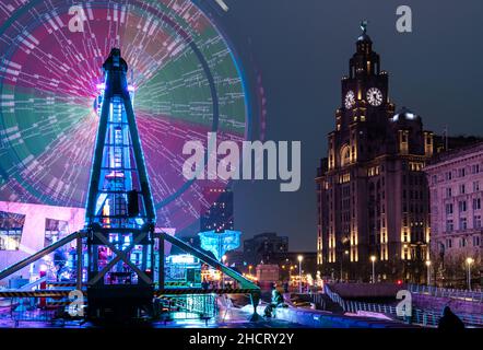 Long Exposure: Unterhaltsame Fahrt vor dem Liver Building während des Pier Head Ice Festivals Stockfoto