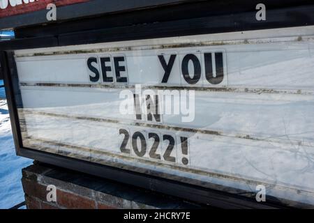 Schräge Ansicht eines wechselhaften Schulbriefes an einem verschneiten Tag, der sagt, wir sehen uns im Jahr 2022! Stockfoto