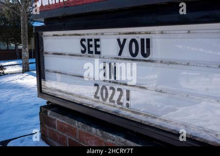 Schräge Ansicht eines wechselhaften Schulbriefes an einem verschneiten Tag, der sagt, wir sehen uns im Jahr 2022! Stockfoto