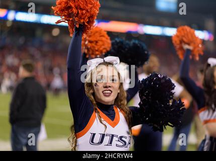 21 2021. Dezember: Die Cheerleader von UTSA Roadrunners während des Halbjahres 1st des NCAA-Fußballspiels zwischen den UTSA Roadrunners und den San Diego State Aztecs im Toyota Stadium „'“ Frisco, TX. Matthew Lynch/CSM Stockfoto