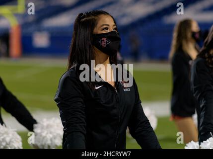 21 2021. Dezember: Die Cheerleader der San Diego State Aztecs vor dem NCAA Football-Spiel zwischen den UTSA Roadrunners und den San Diego State Aztecs im Toyota Stadium „'“ Frisco, TX. Matthew Lynch/CSM Stockfoto