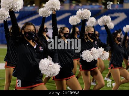 21 2021. Dezember: Die Cheerleader der San Diego State Aztecs vor dem NCAA Football-Spiel zwischen den UTSA Roadrunners und den San Diego State Aztecs im Toyota Stadium „'“ Frisco, TX. Matthew Lynch/CSM Stockfoto