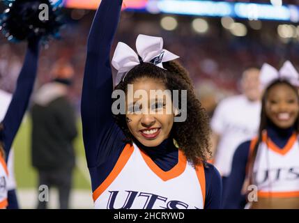 21 2021. Dezember: Die Cheerleader von UTSA Roadrunners während des Halbjahres 1st des NCAA-Fußballspiels zwischen den UTSA Roadrunners und den San Diego State Aztecs im Toyota Stadium „'“ Frisco, TX. Matthew Lynch/CSM Stockfoto