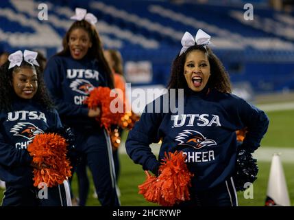 21 2021. Dezember: Die Cheerleader von UTSA Roadrunners während des Halbjahres 2nd des NCAA-Fußballspiels zwischen den UTSA Roadrunners und den San Diego State Aztecs im Toyota Stadium „'“ Frisco, TX. Matthew Lynch/CSM Stockfoto