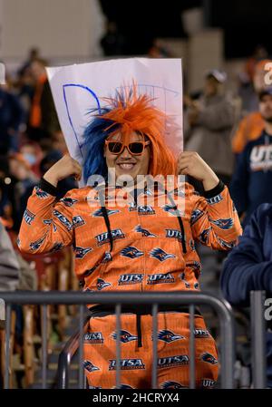 21 2021. Dezember: UTSA Roadrunners-Fans während des Halbjahres 2nd des NCAA-Fußballspiels zwischen den UTSA Roadrunners und den San Diego State Aztecs im Toyota Stadium „'“ Frisco, TX. Matthew Lynch/CSM Stockfoto