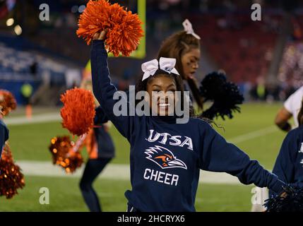 21 2021. Dezember: Die Cheerleader von UTSA Roadrunners während des Halbjahres 2nd des NCAA-Fußballspiels zwischen den UTSA Roadrunners und den San Diego State Aztecs im Toyota Stadium „'“ Frisco, TX. Matthew Lynch/CSM Stockfoto