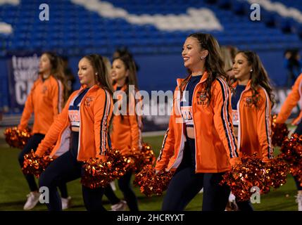 21 2021. Dezember: Die Cheerleader von UTSA Roadrunners während des Halbjahres 2nd des NCAA-Fußballspiels zwischen den UTSA Roadrunners und den San Diego State Aztecs im Toyota Stadium „'“ Frisco, TX. Matthew Lynch/CSM Stockfoto