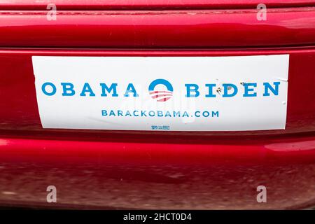 Ein Aufkleber mit einem Stoßfänger für den Präsidentschaftswahlkampf von Obama Biden auf der Rückseite eines roten Autos. Stockfoto