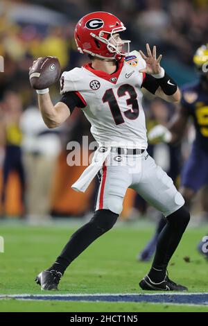 Florida, USA. 31st Dez 2021. 31. Dezember 2021: Georgia Bulldogs Quarterback STETSON BENNETT (13) legt während des Capital One Orange Bowl 88th im Hard Rock Stadium in Miami Gardens, Florida, einen Pass auf (Bildnachweis: © Cory Knowlton/ZUMA Press Wire) Bildnachweis: ZUMA Press, Inc./Alamy Live News Stockfoto