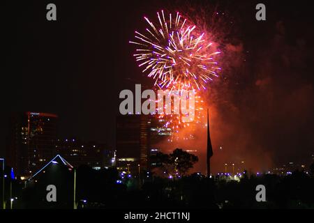 Bogota, Kolumbien. 01st Januar 2022. Feuerwerk zeigt lightup in der Nacht des ersten januars, als Kolumbien das neue Jahr inmitten der neuartigen Coronavirus-Pandemie empfängt. Am 1. Januar 2022 in Bogota, Kolumbien. Kredit: Long Visual Press/Alamy Live Nachrichten Stockfoto