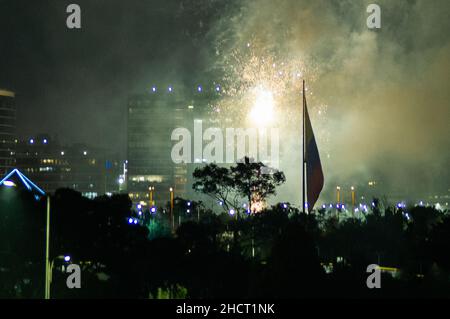 Bogota, Kolumbien. 01st Januar 2022. Feuerwerk zeigt lightup der kolumbianischen Flah am Silvesterabend des 1. januar, als Kolumbien das neue Jahr inmitten der neuartigen Coronavirus-Pandemie empfängt. Am 1. Januar 2022 in Bogota, Kolumbien. Kredit: Long Visual Press/Alamy Live Nachrichten Stockfoto