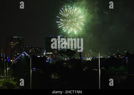 Bogota, Kolumbien. 01st Januar 2022. Feuerwerk zeigt lightup in der Nacht des ersten januars, als Kolumbien das neue Jahr inmitten der neuartigen Coronavirus-Pandemie empfängt. Am 1. Januar 2022 in Bogota, Kolumbien. Kredit: Long Visual Press/Alamy Live Nachrichten Stockfoto