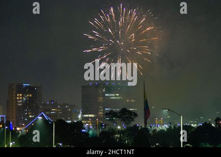 Bogota, Kolumbien. 01st Januar 2022. Feuerwerk zeigt lightup in der Nacht des ersten januars, als Kolumbien das neue Jahr inmitten der neuartigen Coronavirus-Pandemie empfängt. Am 1. Januar 2022 in Bogota, Kolumbien. Kredit: Long Visual Press/Alamy Live Nachrichten Stockfoto