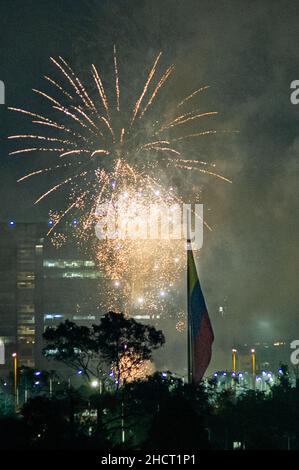 Bogota, Kolumbien. 01st Januar 2022. Feuerwerk zeigt lightup der kolumbianischen Flah am Silvesterabend des 1. januar, als Kolumbien das neue Jahr inmitten der neuartigen Coronavirus-Pandemie empfängt. Am 1. Januar 2022 in Bogota, Kolumbien. Kredit: Long Visual Press/Alamy Live Nachrichten Stockfoto