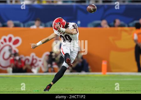 Florida, USA. 31st Dez 2021. 31. Dezember 2021: Georgia Bulldogs Place Kicker JAKE CAMARDA (90) spielt den Ball während des 88th Capital One Orange Bowl im Hard Rock Stadium in Miami Gardens, Florida (Bildnachweis: © Cory Knowlton/ZUMA Press Wire) Bildnachweis: ZUMA Press, Inc./Alamy Live News Stockfoto