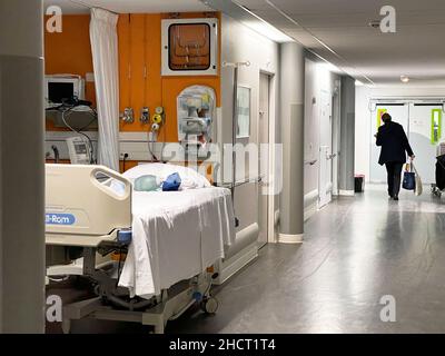 Vannes, Morbihan, Frankreich. 31st Dez 2021. Der letzte Tag des Jahres 2021 endet in Frankreich mit einem neuen Rekord an mit Covid-19 infizierten Menschen. Nicht weniger als 232.000 Menschen haben in den letzten 24 Stunden positive Tests durchgeführt, so der Bericht von Public Health France. Die vorherige Aufzeichnung von Kontaminationen betrug 208.000 Fälle, die in 24 Stunden vor zwei Tagen identifiziert wurden. Bis Mittwoch haben rund 650.000 Menschen einen positiven Test durchgeführt. Eine Situation, die seit Beginn der Pandemie in dem Land nie mehr zu beobachten war. Die Omicron-Variante ist jetzt in der Mehrheit mit 62,4% der Tests gescreent gegen 15% in der vergangenen Woche. Quelle: ZUMA Press, Inc Stockfoto