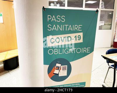Vannes, Morbihan, Frankreich. 31st Dez 2021. Der letzte Tag des Jahres 2021 endet in Frankreich mit einem neuen Rekord an mit Covid-19 infizierten Menschen. Nicht weniger als 232.000 Menschen haben in den letzten 24 Stunden positive Tests durchgeführt, so der Bericht von Public Health France. Die vorherige Aufzeichnung von Kontaminationen betrug 208.000 Fälle, die in 24 Stunden vor zwei Tagen identifiziert wurden. Bis Mittwoch haben rund 650.000 Menschen einen positiven Test durchgeführt. Eine Situation, die seit Beginn der Pandemie in dem Land nie mehr zu beobachten war. Die Omicron-Variante ist jetzt in der Mehrheit mit 62,4% der Tests gescreent gegen 15% in der vergangenen Woche. Stockfoto