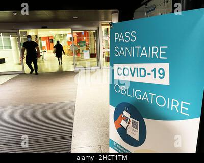 Vannes, Morbihan, Frankreich. 31st Dez 2021. Der letzte Tag des Jahres 2021 endet in Frankreich mit einem neuen Rekord an mit Covid-19 infizierten Menschen. Nicht weniger als 232.000 Menschen haben in den letzten 24 Stunden positive Tests durchgeführt, so der Bericht von Public Health France. Die vorherige Aufzeichnung von Kontaminationen betrug 208.000 Fälle, die in 24 Stunden vor zwei Tagen identifiziert wurden. Bis Mittwoch haben rund 650.000 Menschen einen positiven Test durchgeführt. Eine Situation, die seit Beginn der Pandemie in dem Land nie mehr zu beobachten war. Die Omicron-Variante ist jetzt in der Mehrheit mit 62,4% der Tests gescreent gegen 15% in der vergangenen Woche. Quelle: ZUMA Press, Inc Stockfoto
