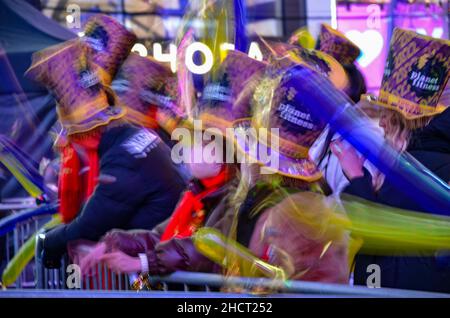Tausende von Nachtschwärmern versammeln sich am New Yorker Times Square, um den Ballverlust bei der jährlichen Silvesterfeier am 31. Dezember 2021 zu feiern. Stockfoto