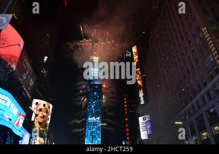 Tausende von Nachtschwärmern versammeln sich am New Yorker Times Square, um den Ballverlust bei der jährlichen Silvesterfeier am 31. Dezember 2021 zu feiern. Stockfoto