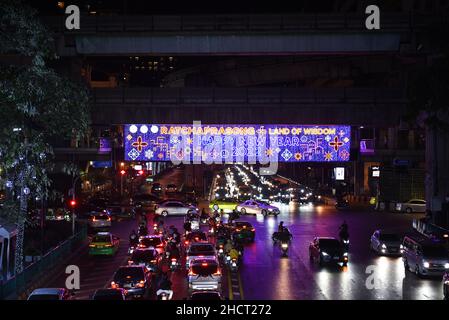 Bangkok, Thailand. 31st Dez 2021. Im Central World Department Store, Landmark Countdown im Herzen von Bangkok, organisiert von „Centralworld Bangkok Countdown 2022“, kommen Menschen, um sich die Silvesterfeuerwerk-Show 2022 anzusehen. (Foto von Teera Noisakran/Pacific Press) Quelle: Pacific Press Media Production Corp./Alamy Live News Stockfoto