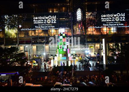 Bangkok, Thailand. 31st Dez 2021. Im Central World Department Store, Landmark Countdown im Herzen von Bangkok, organisiert von „Centralworld Bangkok Countdown 2022“, kommen Menschen, um sich die Silvesterfeuerwerk-Show 2022 anzusehen. (Foto von Teera Noisakran/Pacific Press) Quelle: Pacific Press Media Production Corp./Alamy Live News Stockfoto