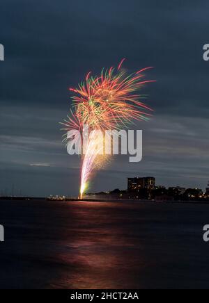 Wunderschöne 2021 Silvester-Feuerwoks mit 7pm:00 Uhr vom Steg auf der Redcliffe Peninsula, Australien Stockfoto