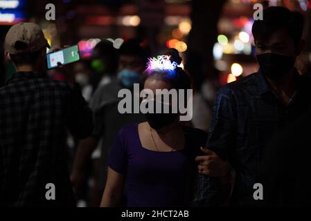 Bangkok, Thailand. 1st Januar 2022. Im Central World Department Store, Landmark Countdown im Herzen von Bangkok, organisiert von „Centralworld Bangkok Countdown 2022“, kommen Menschen, um sich die Silvesterfeuerwerk-Show 2022 anzusehen. (Bild: © Teera Noisakran/Pacific Press via ZUMA Press Wire) Bild: ZUMA Press, Inc./Alamy Live News Stockfoto